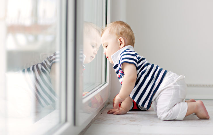 Bien choisir ses portes et fenêtres quand on vit avec des enfants