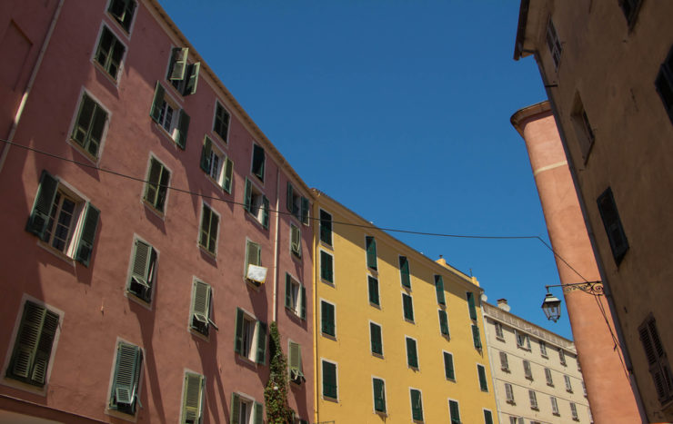 Quelle fenêtre pour un logement en Corse ?
