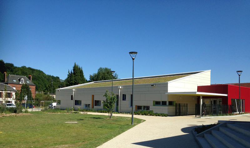 Bâtiment passif : école maternelle à Longueville-sur-Scie avec fenêtres alu Internorm