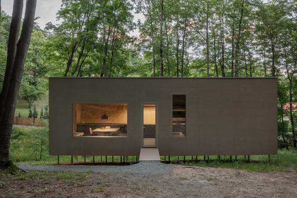 Une maison sur pilotis atypique dans la forêt (Hongrie)