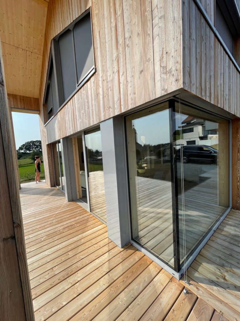 Baies vitrées d'une maison bois dans le Doubs