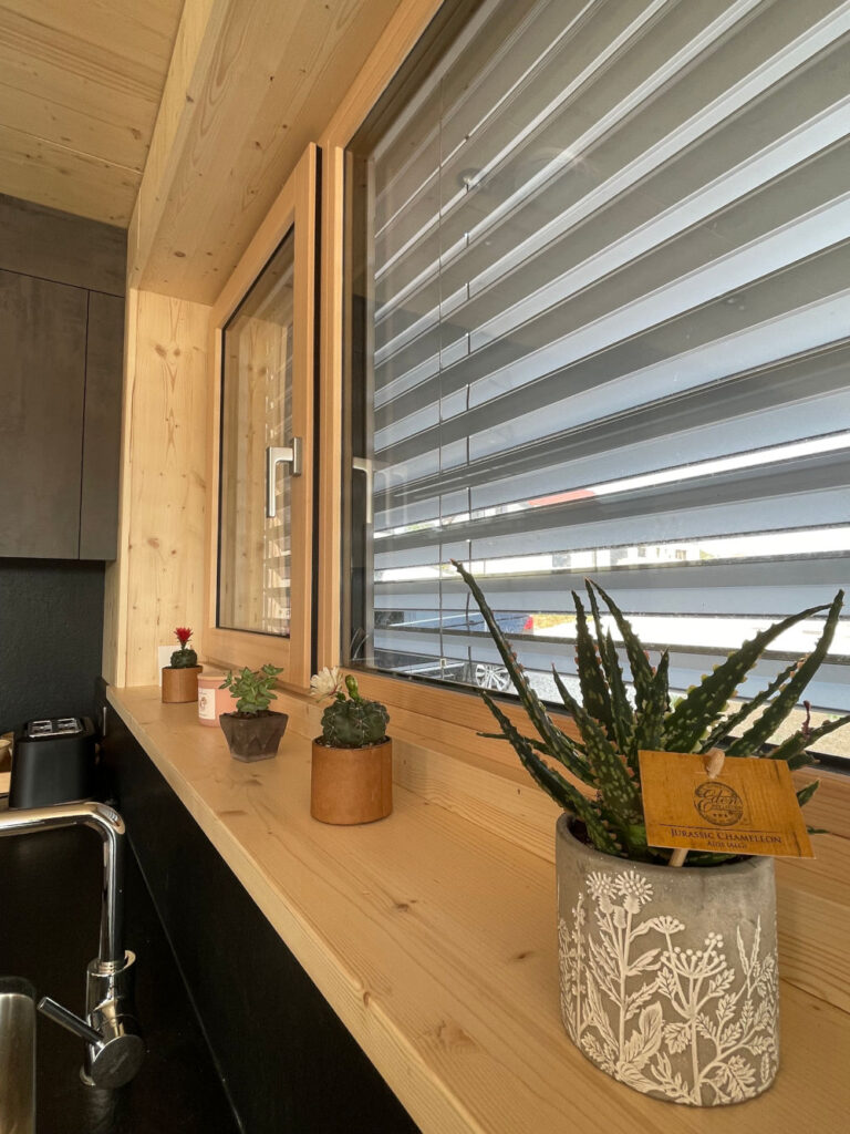 Cette maison bois dans le Doubs est équipée de brise-soleil orientables